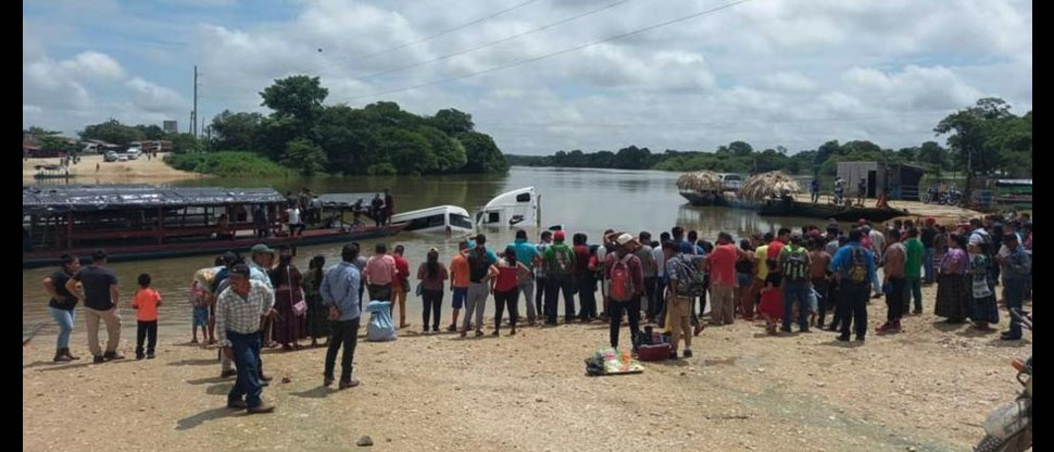 Cabezal choca contra microbús de turistas estadounidenses y caen al río La Pasión en Guatemala 