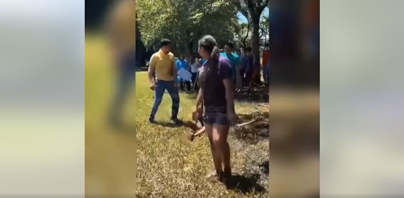 Maestro derriba a un alumno y lo deja noqueado | VIDEO