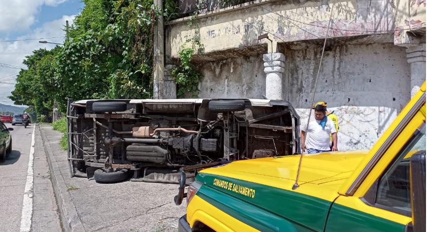 Conductor pierde el control y se accidenta por el giro indebido de otro sujeto en la Troncal del Norte