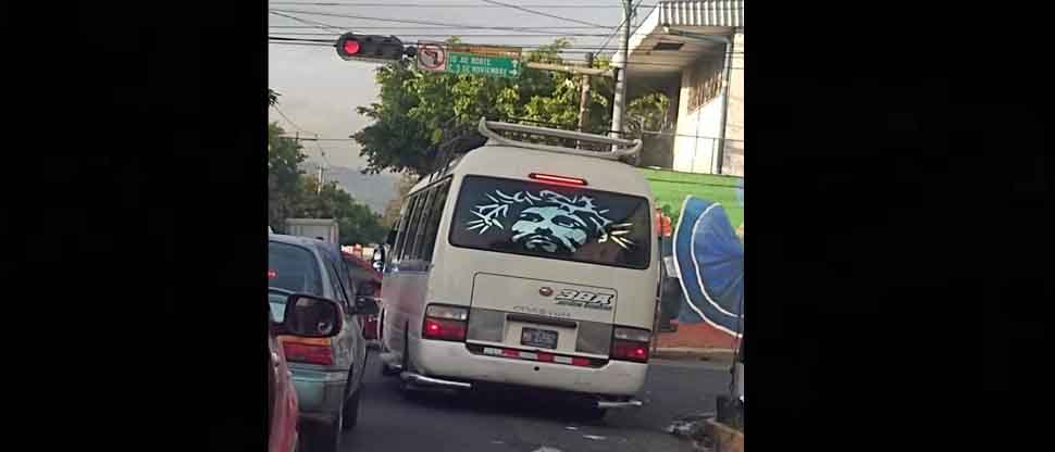 Microbusero de la 38A pone en riesgo a pasajeros al pasarse semáforo en rojo
