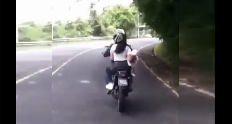 Captan a mujer cargando a su bebé de forma arriesgada mientras va en motocicleta | VIDEO