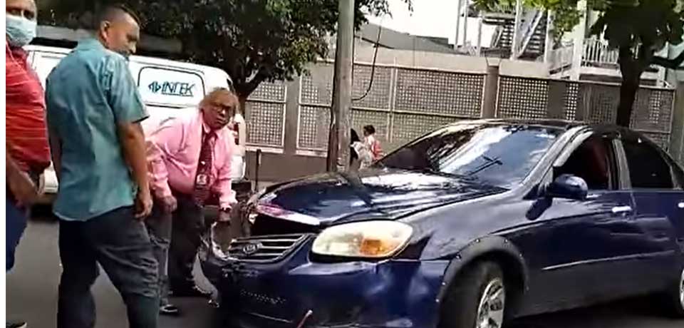 VIDEO: Payaso Chimbombín involucrado en múltiple accidente de tránsito en San Salvador