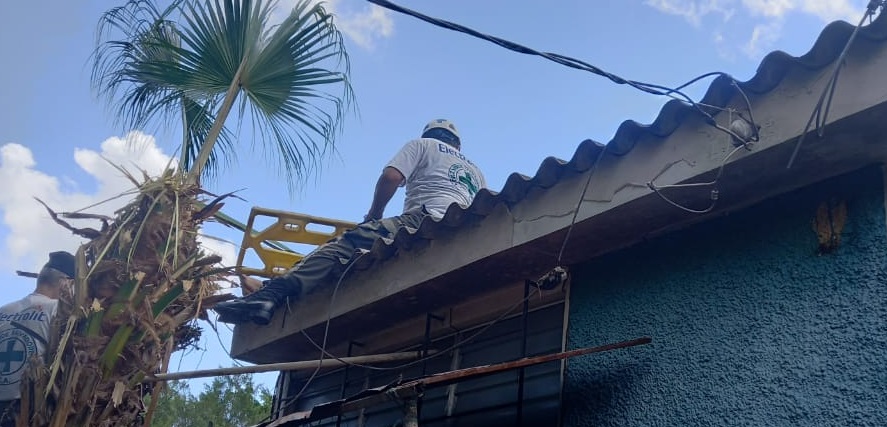 Joven mujer recibe descarga eléctrica en el techo de vivienda
