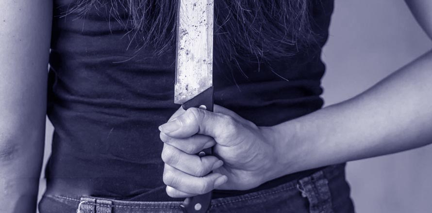 Tras descubrir que el marido embarazó a su amiga, le cortó el miembro mientras dormía