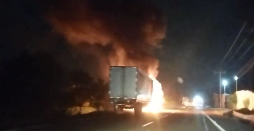 Furgón con desperfectos mecánicos se incendia en plena carretera de Oro | VIDEO