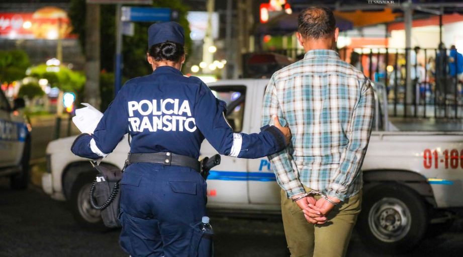 Tomó la mala decisión de conducir en estado de ebriedad y terminó detenido en San Salvador