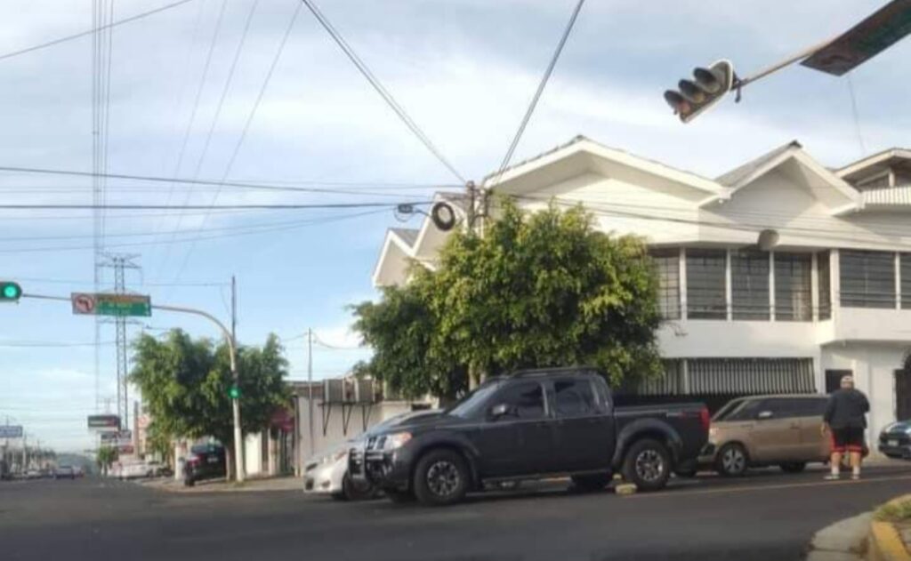 Conductor se queda dormido tras hacer un alto en semáforo de Santa Tecla