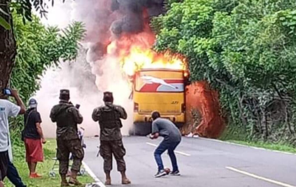 Fuerte incendio consume totalmente un autobús en carretera Panamericana
