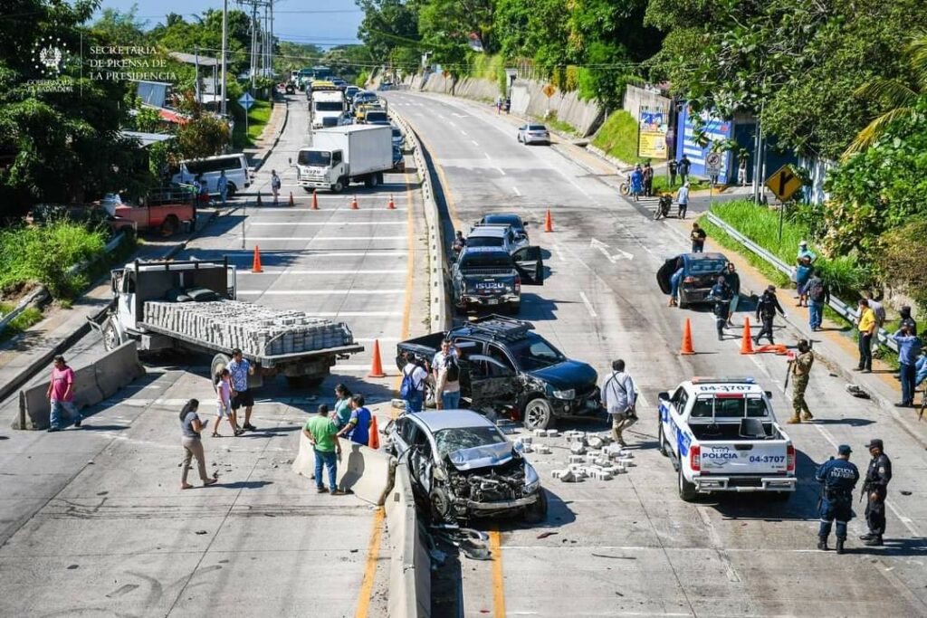 Paso cerrado por múltiple accidente en carretera al Puerto de La Libertad