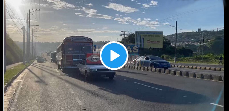 Busero choca con un carro sedán en bulevar del Ejército: Solo retrocedió y huyó de la escena (VIDEO)