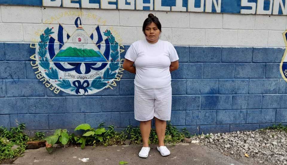 Mandan a prisión a mujer que mató a su amiga embarazada y le sacó el bebé