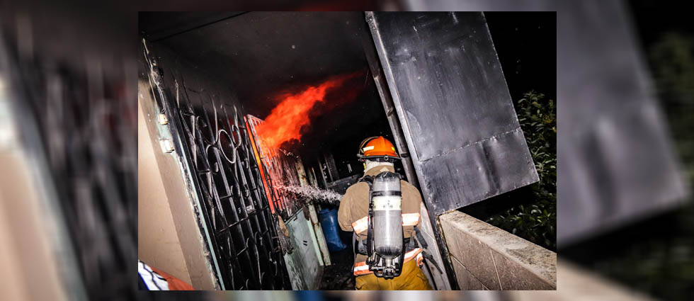 Apartamento se incendia en la colonia Zacamil tras una colilla de cigarro que fue arrojada dentro