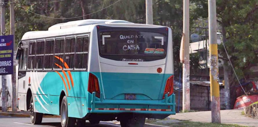 Por ir pendiente del celular, mujer se baja del bus y olvida a su hijo