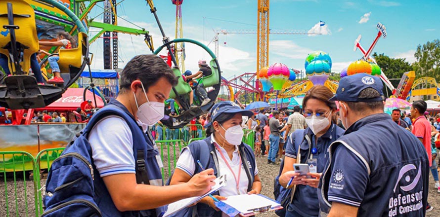 Defensoría verifica que salvadoreños paguen el precio justo por juegos mecánicos en Sivar Land