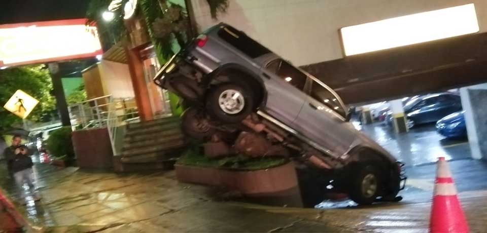 Reportan accidente vial en la entrada del parqueo de un reconocido restaurante en San Salvador