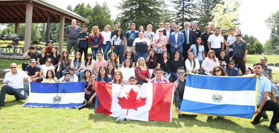 Ministro Rolando Castro verifica las condiciones de salvadoreños que trabajan en Canadá