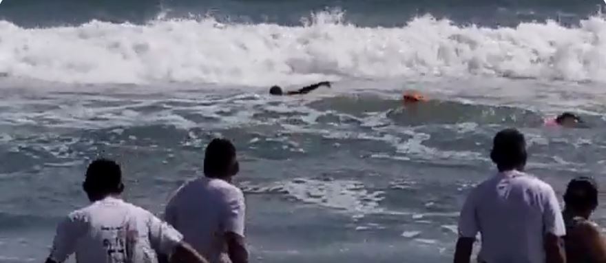 Guardavidas salvan a un jovencito que era arrastrado por una corriente en la Costa del Sol