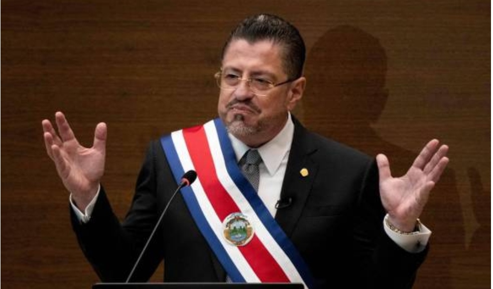 Presidente de Costa Rica compara a periodistas con ratas