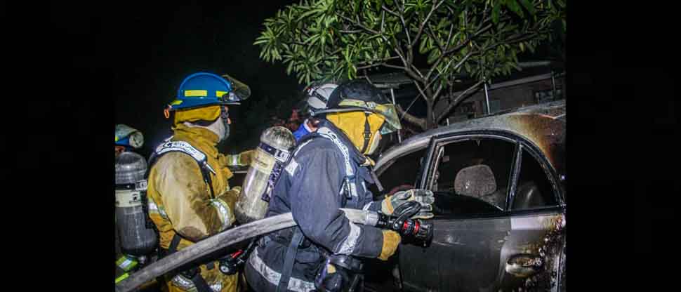 Conductor rompe en llanto tras ver que su vehículo es consumido por el fuego en Soyapango