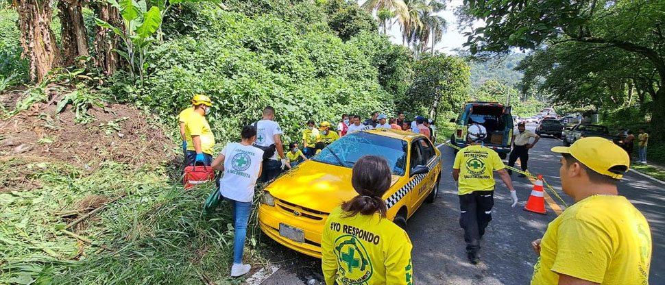 Conductor de taxi se distrae y provoca accidente donde fallece su padre de 54 años