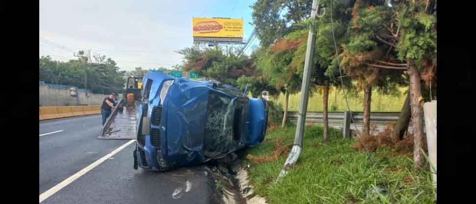 “No conduzca bajo los efectos del alcohol”: Reportan vehículo volcado en avenida Jerusalén, San Salvador