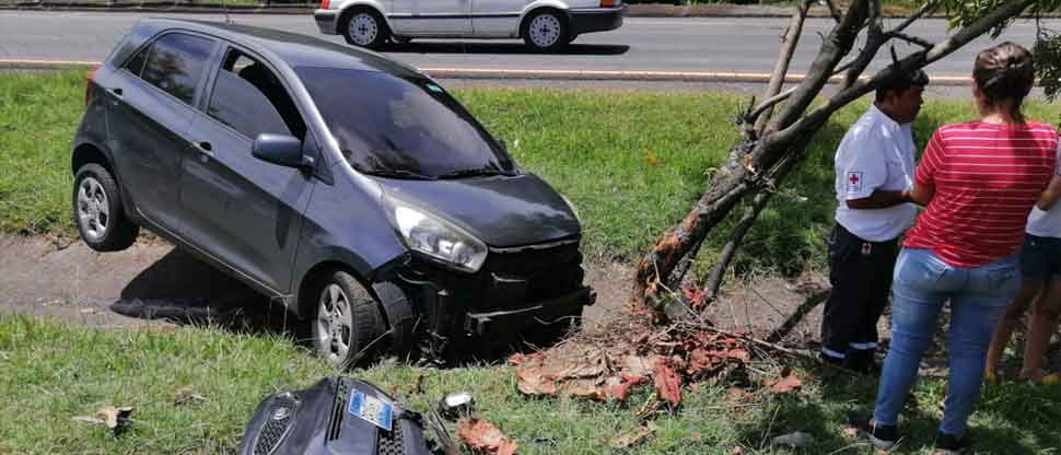 Conductor pierde el control y choca contra un árbol en carretera Panamericana