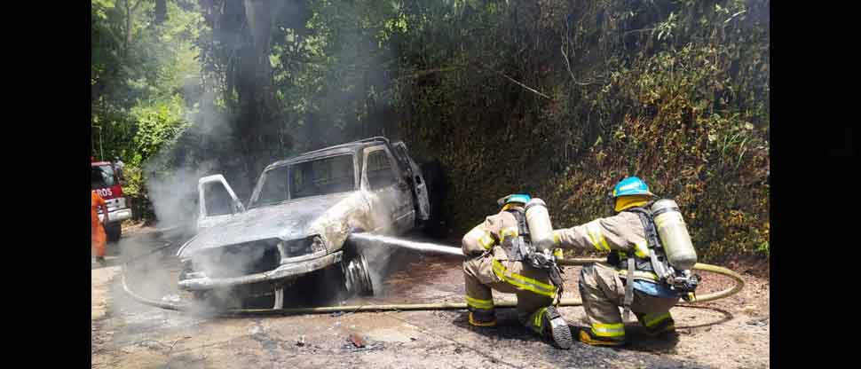 Bomberos unen esfuerzos para sofocar incendio en un vehículo en Santa Ana
