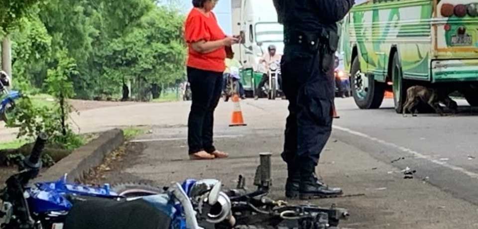Mujer que viajaba en motocicleta muere tras impactar contra un bus en Usulután