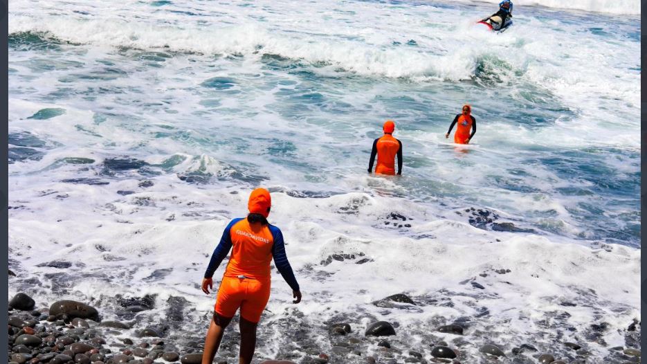 Guardavidas rescatan a 137 turistas durante temporada vacacional, la mayoría menores de edad
