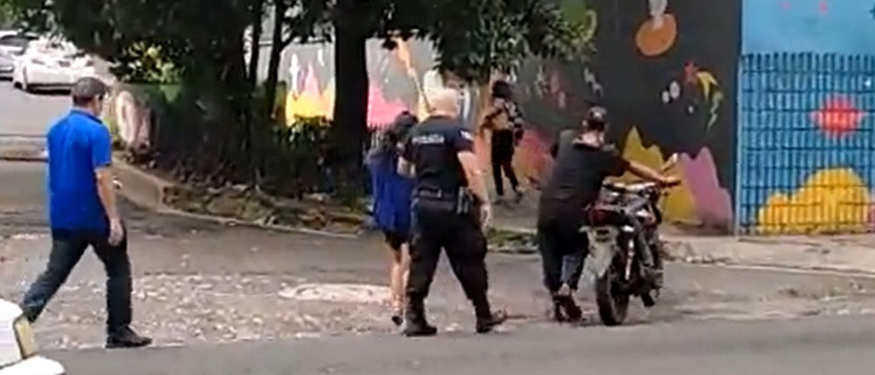 Atrapan en flagrancia a pareja de supuestos indigentes cuando hurtaban una motocicleta