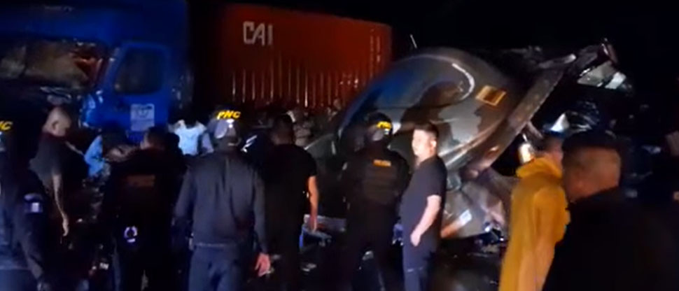 Trailero salvadoreño es hospitalizado tras grave accidente en Guatemala
