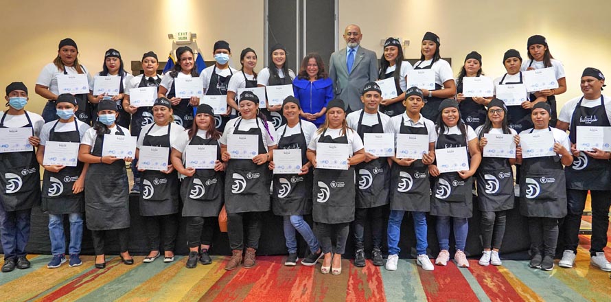 Gradúan a segunda generación de jóvenes del programa GastroLab