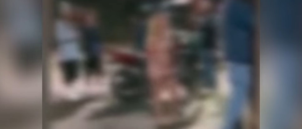 Mujer que se queda como Dios la trajo al mundo durante una pelea en la calle