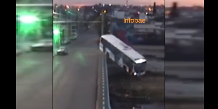 Captan el momento en que un conductor choca contra un bus y lo hace caer desde un puente en Argentina