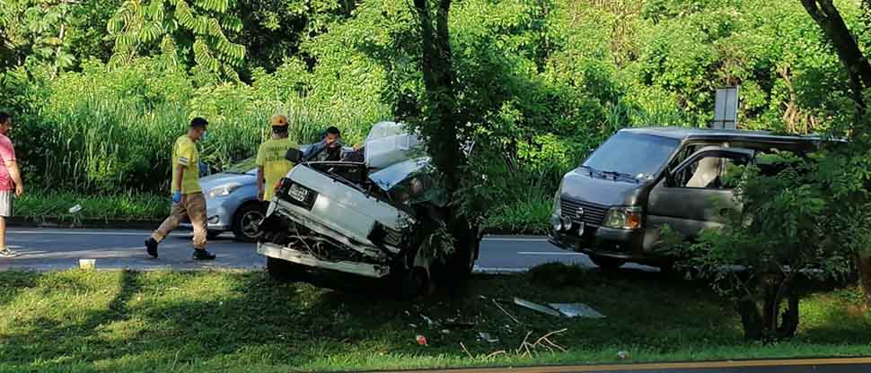 Conductor pierde el control y choca contra un árbol en carretera a Santa Ana