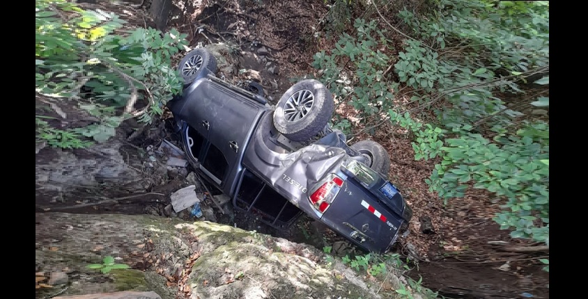Conductor pierde el control y cae en un barranco en La Unión