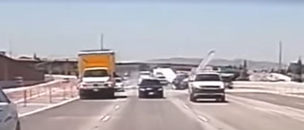 Tripulantes de avioneta salen ilesos tras estrellarse en una autopista de California