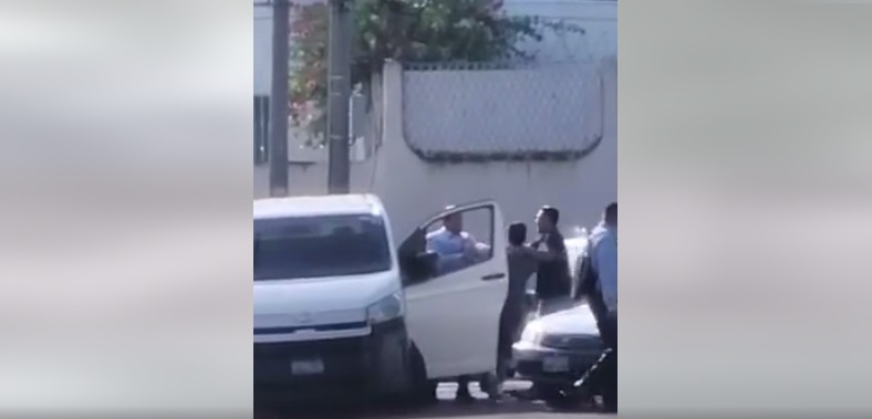 Conductores detienen el tráfico y se enfrentan en plena calle de San Salvador: VIDEO