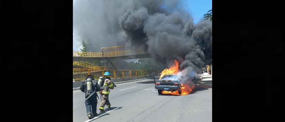Reportan vehículo incendiado en carretera Litoral