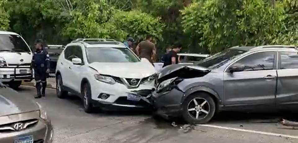 Reportan fuerte choque entre camionetas sobre autopista a Comalapa