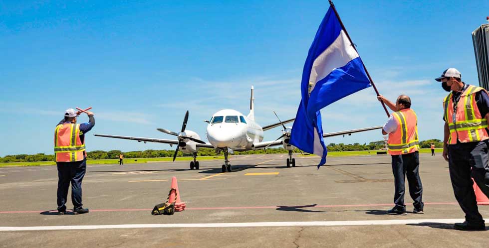 TAG Airlines inaugura su vuelo directo entre San Salvador y Roatán