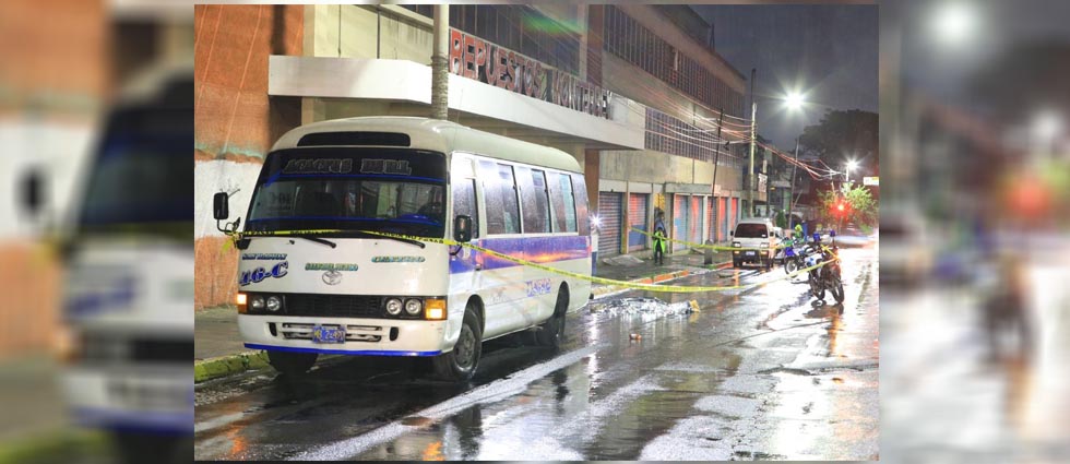 Mujer ebria muere tras ser arrollada por un microbús de la ruta 46-C