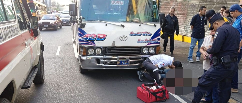 Auxilian a persona atropellada por microbusero de la ruta 42-B  en el centro de San Salvador