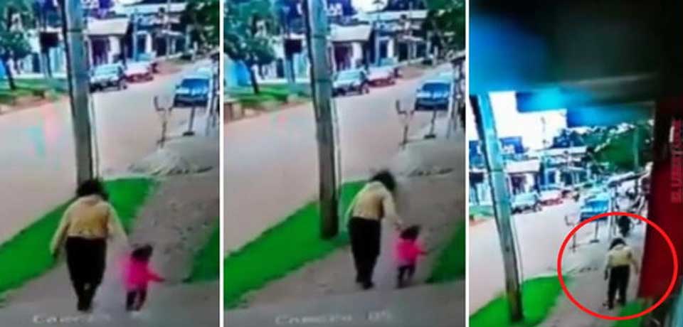 Madre es captada golpeando a su pequeña hija en plena calle porque no quería caminar