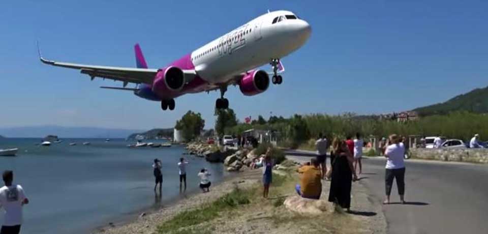 VIDEO: Avión roza la cabeza de curiosos turistas