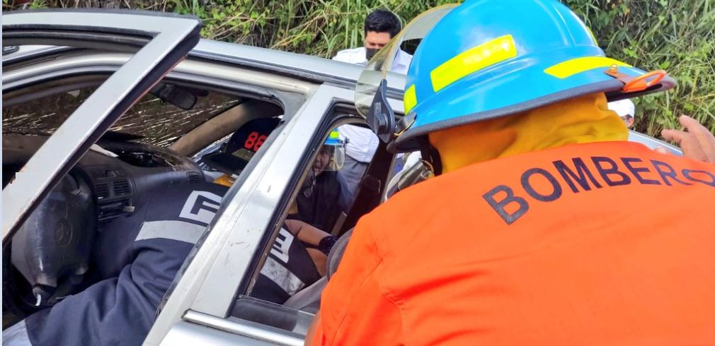 Reportan fuerte accidente y una mujer atrapada en Cojutepeque