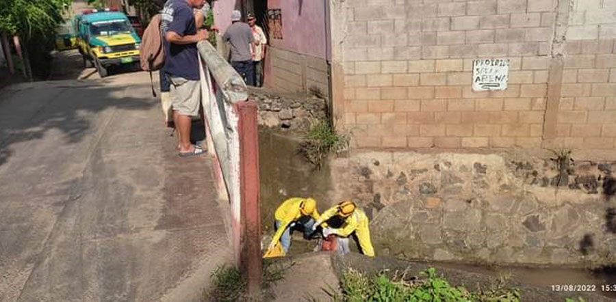 Hombre se rompe la cabeza tras caer de un puente en Ciudad Arce