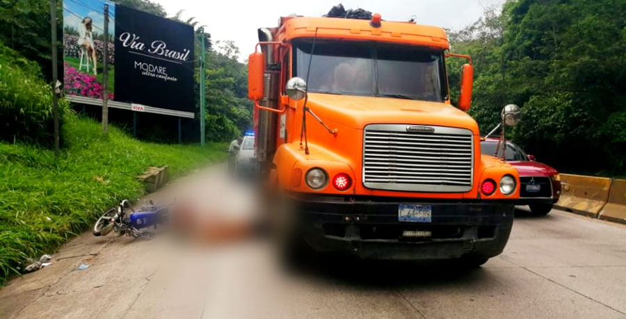 Mujer que conducía motocicleta pierde el control y cae en las llantas de camión en Los Chorros