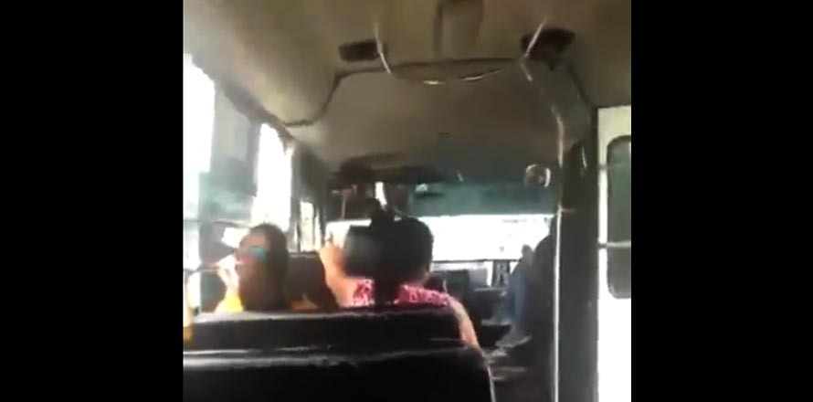 “Venís manejando como loco, traes gente”. Usuaria encara a microbusero&nbsp; que manejaba imprudentemente