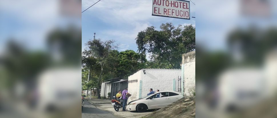 Automovilista embiste a motociclista por salir apurado de motel en Mejicanos